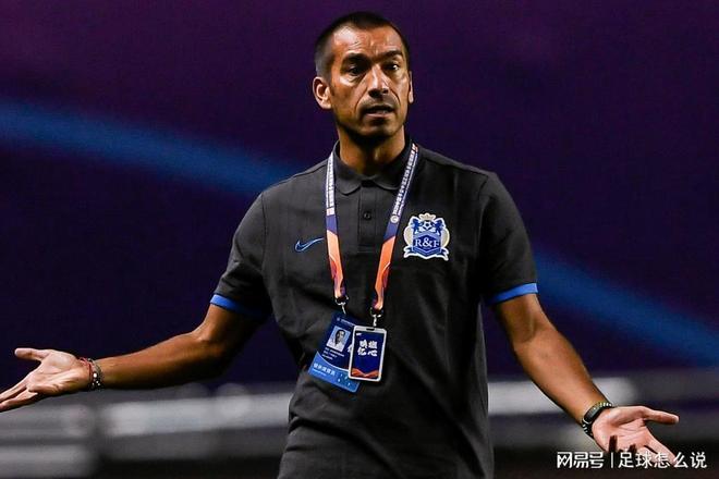 国际比赛日体能课后;广州队内部沟通备战欧联;更衣室稳定;资深球员宣示担当的简单介绍 国际比赛日体能课后;广州队内部沟通备战欧联;更衣室稳定;资深球员宣示担当的简单介绍