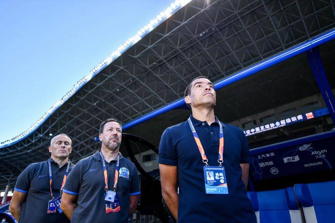 国际比赛日体能课后;广州队内部沟通备战欧联;更衣室稳定;资深球员宣示担当的简单介绍 国际比赛日体能课后;广州队内部沟通备战欧联;更衣室稳定;资深球员宣示担当的简单介绍